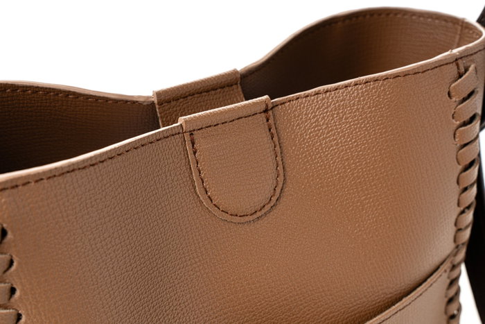 Vince Camuto Pantheon - Mink Borsos bandolera de piel de polivinilo en color visón